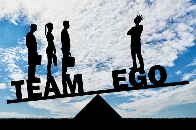 Team van drie medewerkers weegt meer dan één met hun grote ego. Concept van teamwork, geen egoïsme op het werk