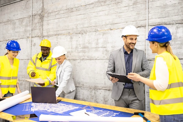 Team van ervaren architecten en civiel ingenieurs die de bouwinstallatie analyseren en bekijken