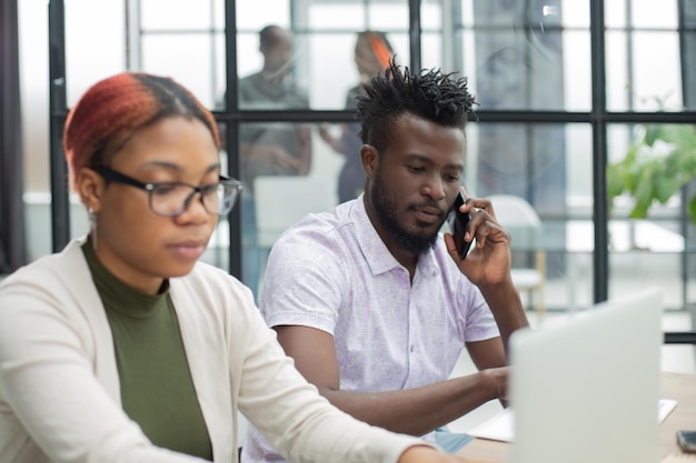 Team van jonge afrikaanse mensen op kantoor die aan laptop werken