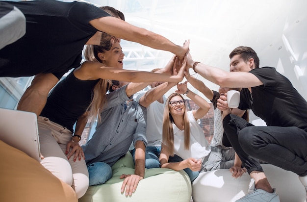 Foto team van jonge mensen die een high five geven