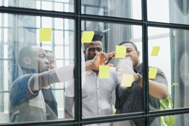 team van jonge ontwerpers aan het werk op kantoor