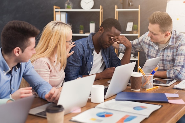 Team van jonge programmeurs die werken in een softwareontwikkelingsbedrijf, typen op laptops, nieuwe games of apps testen, ruimte kopiëren