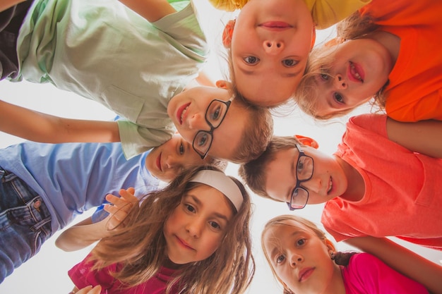 Team van jongens en meisjes stapelen handen op elkaar