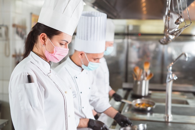 Team van koks koken in een restaurant