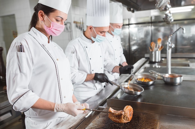 Team van koks koken in een restaurant