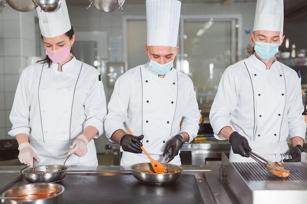 Team van koks koken in een restaurant