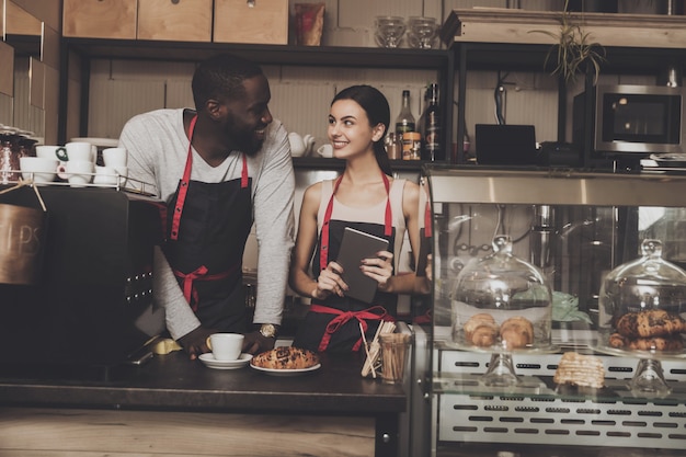 Team van mannelijke en vrouwelijke klanten van de barista-service