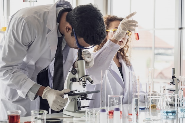 Team van medisch onderzoek wetenschapper voert experimenten in laboratorium.