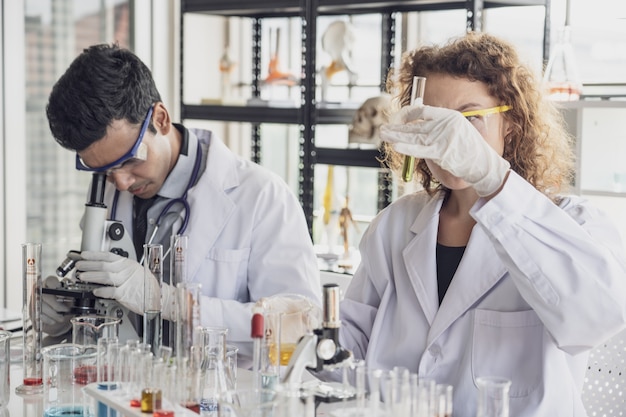 Team van medisch onderzoek wetenschapper voert experimenten in laboratorium.