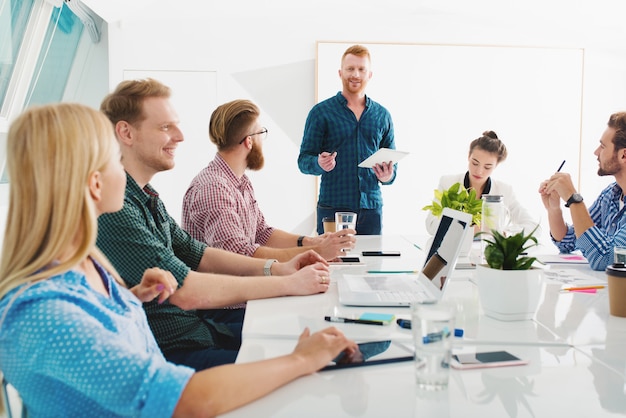 Team van mensen uit het bedrijfsleven werken samen op kantoor. Concept van teamwerk en partnerschap