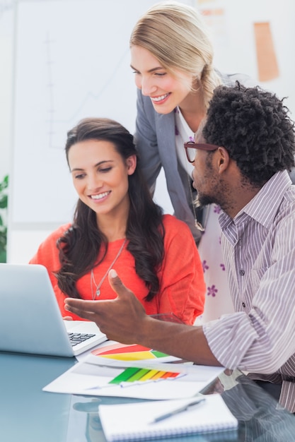 Team van ontwerpers die aan laptop werken