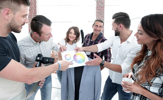 Team van ontwerpers die het kleurenpalet bespreken