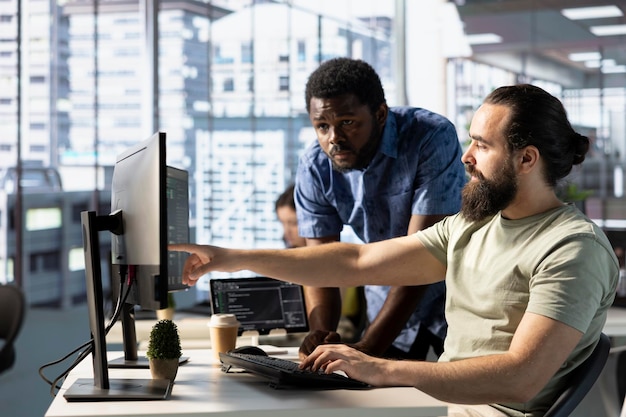 Team van programmeurs die software-applicatieproblemen oplossen