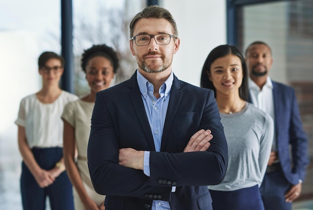 Team van slimme en succesvolle zakenmensenleider of manager die er gelukkig tevreden of zelfverzekerd uitziet met hun baan, carrière en bedrijf Gezichtsportret van slimme of ambitieuze zakelijke mannen en vrouwen