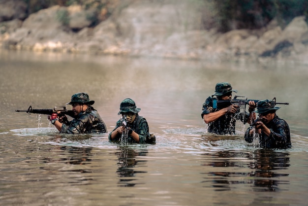Team van soldaten rennen in het water