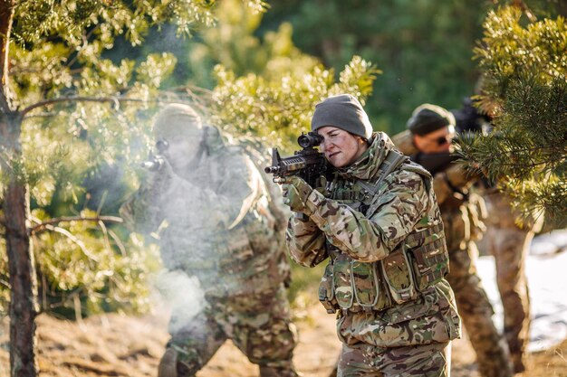 Team van special forces-wapens in koud bos Winteroorlogvoering en militair concept