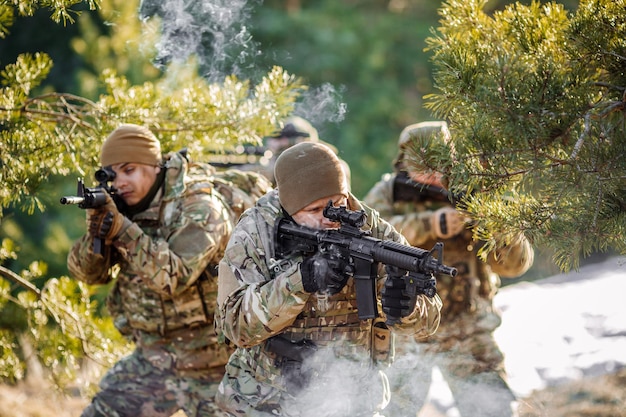 Team van special forces-wapens in koud bos Winteroorlogvoering en militair concept