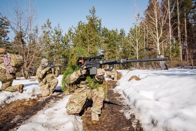 Team van special forces-wapens in koud bos Winteroorlogvoering en militair concept