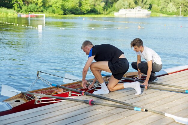 Team van twee tienerjongens die op rivier kajakken. Actieve levensstijl voor jongeren, watersporten, kajak, kano