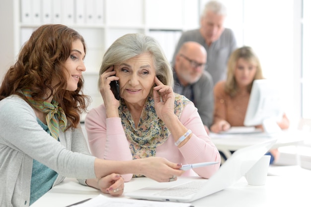 Team van zakenlieden die samenwerken met een computer op kantoor