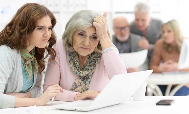 Team van zakenlieden die samenwerken met een computer op kantoor