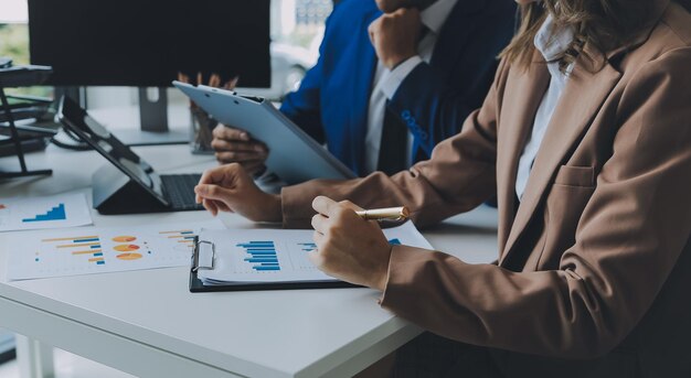 Team van zakenmensen die samenwerken in de vergaderruimte kantoor teamwerk achtergrond grafieken en grafieken banner dubbele belichting succesvol teamwerk bedrijfsplanning concept