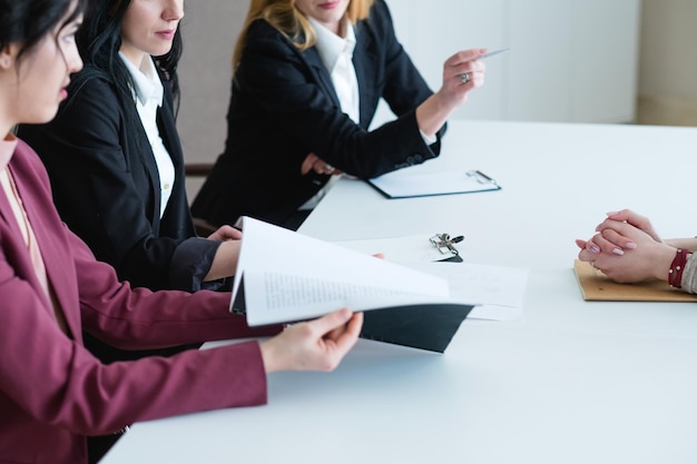 Team van zakenvrouwen met een competentietest voor arbeidsevaluatie en kwalificatieonderzoek voordat ze in dienst treden