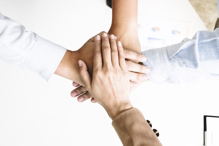 Team werk met handen samen. Werk concept samen