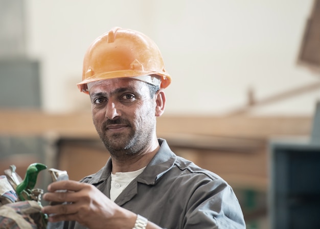 Team di lavoro sul progetto in fabbrica di legno industriale