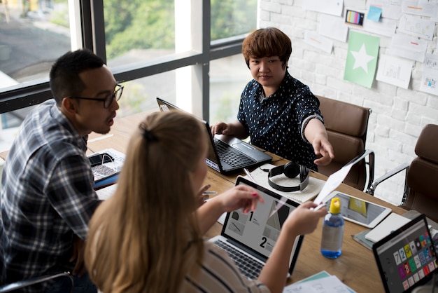 Photo team working startup business meeting