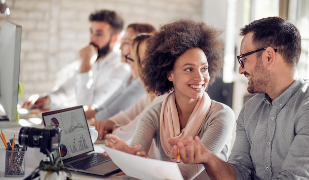 Foto team di giovani architetti che lavorano su piani di costruzione