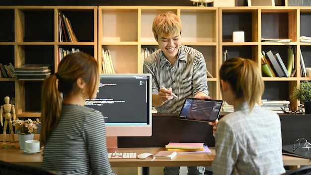 현대 직장에서 함께 일하는 혁신적인 소프트웨어를 만드는 젊은 전문가 팀