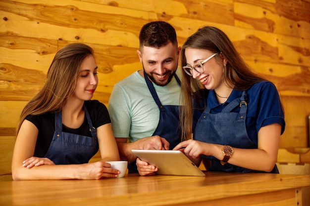 Teamcommunicatie barista in een koffiehuis