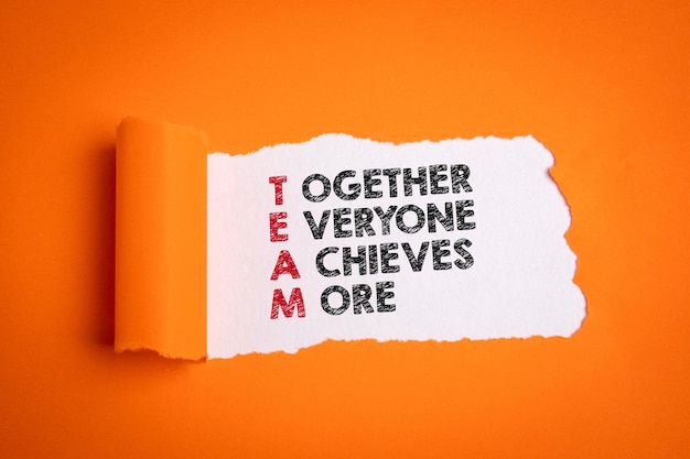 Teamconcept Tekst Samen bereikt iedereen meer Gescheurd oranje papier op een witte achtergrond