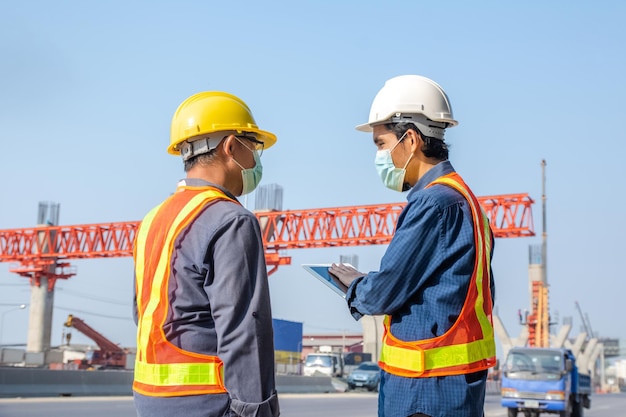 Teamingenieur tweemansarchitect op een bouwwerf