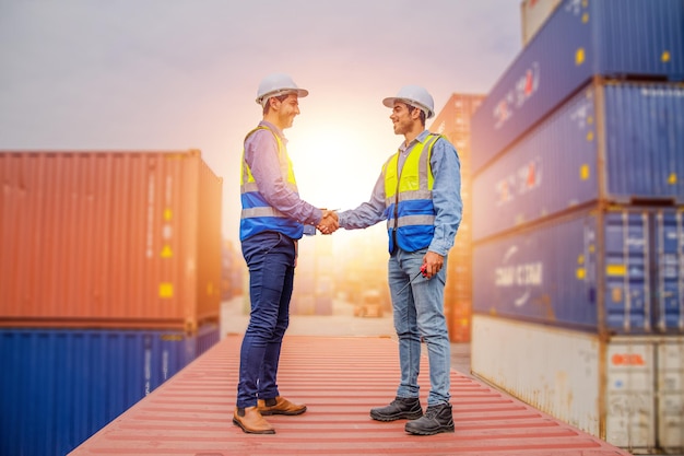 Teamingenieurs inspecteren het transport van vracht met containers in de magazijncontainer in export- en importzaken en logistiek