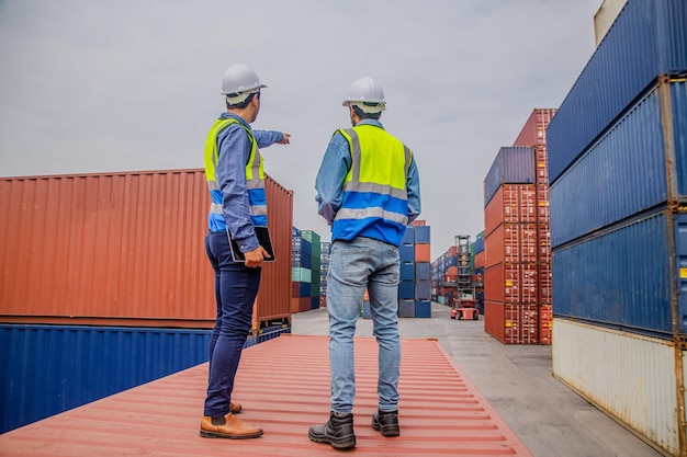 Teamingenieurs inspecteren het transport van vracht met containers in de magazijncontainer in export- en importzaken en logistiek