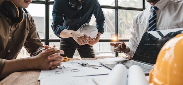 Teams van civiel-ingenieurs die samenwerken, dragen helmen van arbeidershelmen op de bouwplaats in de moderne stad Foreman-industrie projectmanager ingenieur teamwerk Aziatische industrie professionele teamx9