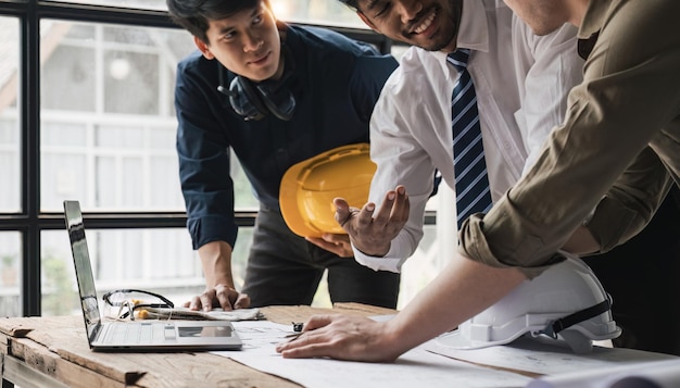 Teams van civiel-ingenieurs die samenwerken, dragen helmen van arbeidershelmen op de bouwplaats in de moderne stad Foreman-industrie projectmanager ingenieur teamwerk Aziatische industrie professionele teamx9