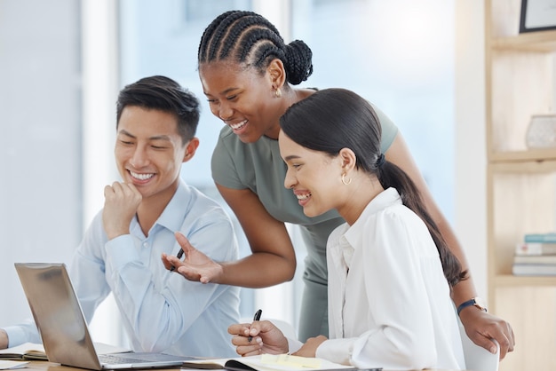 Teamsamenwerking en zakenmensen met laptop die werken aan strategie en presentatie plannen op kantoor Zakelijke bijeenkomst jong en professioneel blij met teamwerk in diversiteitswerkruimte