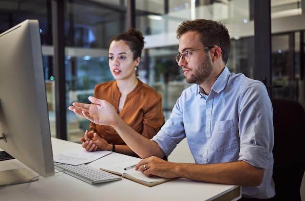 Teamsamenwerkingsmarketing 's nachts en computerplanning voor ideeën, inspiratie en strategie in opstartend bedrijf Mensen uit het bedrijfsleven in reclame werken online vergaderen en praten met internettechnologie