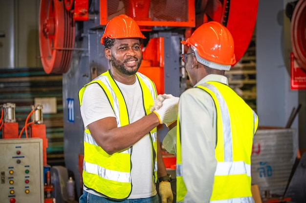 Teamwerk Afro-Amerikaanse arbeider in de fabriek Zwarte man afro werk zware industriële