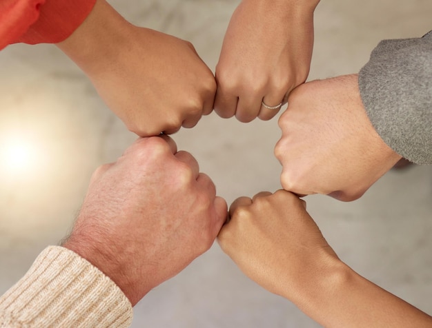 Teamwerk bovenaanzicht of vuist van zakenmensen in cirkel voor motivatie bedrijfsgemeenschap of hoop samen Samenwerking diversiteit of handen van werknemers die samenkomen voor onze visie, strategie of doelen