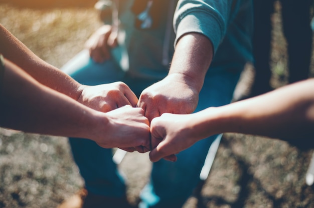 Foto teamwerk en teamwork ik ben bijeengekomen om de samenwerking in het werk te coördineren.