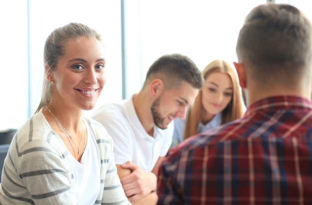 Teamwerk. foto jonge zakenmanbemanning aan het werk met nieuw startup-project