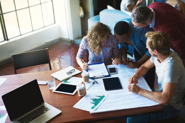 Teamwerk is de beste manier om een productieve werkdag te hebben shot van een diverse groep zakenmensen die samenwerken aan een project in een modern kantoor