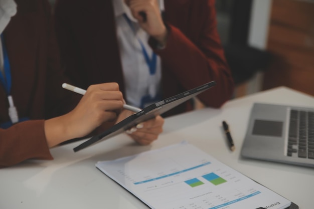 Teamwerk met zakenmensen analyse kostengrafiek op het bureau in de vergaderzaal Het bedrijfsteam besprak vergaderingen en briefingstrategieën Onderhandelingsanalyse Discussie