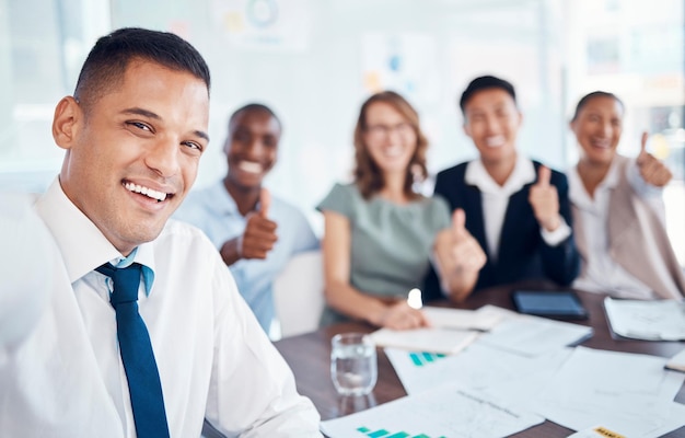 Teamwerkdiversiteit en selfie van zakenmensen op kantoor met duimen omhoog voor succes Samenwerkingspersoneel en man die foto's maakt na ontmoeting met papierwerkdocumenten en rapporten op bureau