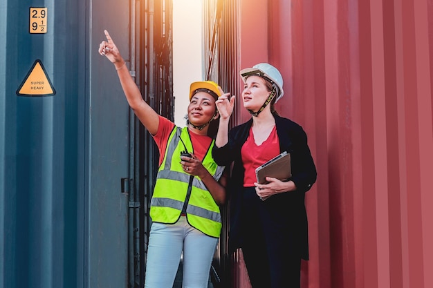 Teamwerker Amerikaanse vrouwen Werken in een internationaal scheepswerfgebied Export en import bezorgservice met containers