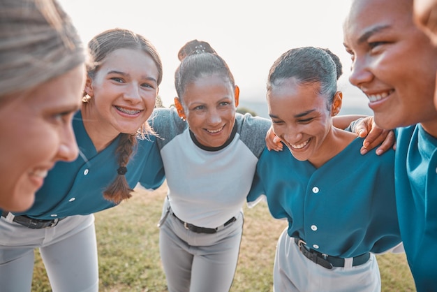 Teamwerkondersteuning en sport met vrouwelijke honkbalatleet bij het plannen van menigte voor samenwerkingsgemeenschap en strategie Visiemotivatie of training met een groep softbalspelers voor succesoefening